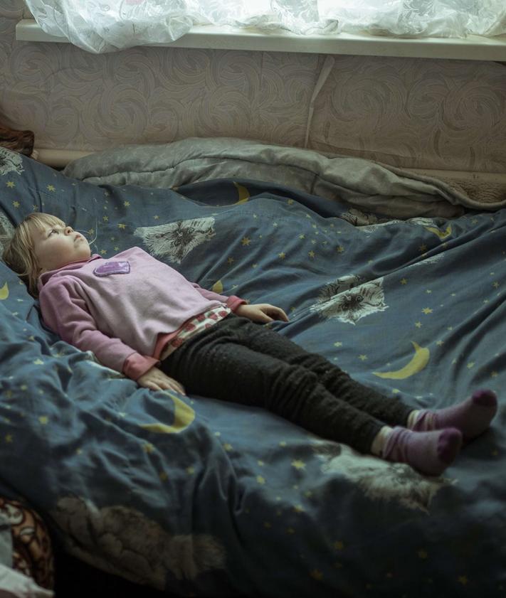 Imagen secundaria 2 - Foto realizada por John Moore para Getty Images, que muestra a migrantes chinos calentándose bajo una lluvia fría tras cruzar la frontera entre Estados Unidos y México. Una imagen realizada por Musuk Nolte para 'Panos Pictures', que retrata el Amazonas convertido en un desierto. Y detalle de 'Más allá de las trincheras', de Florian Bachmeier.